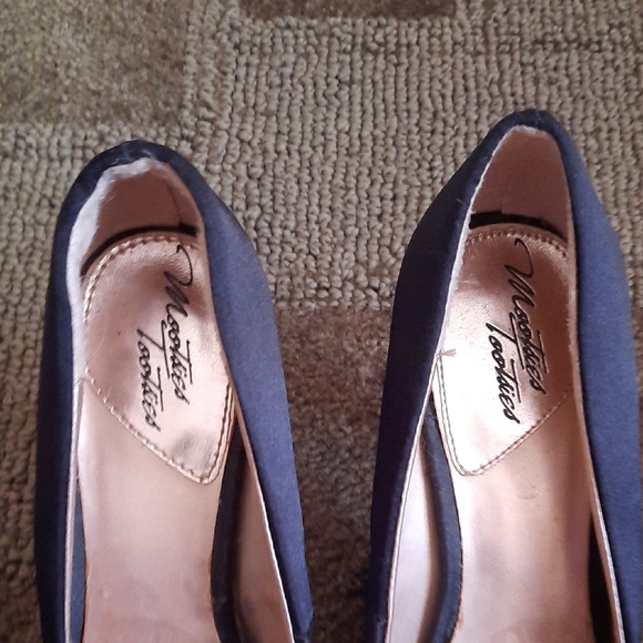 Mootsies Tootsies Black Peep-Toe Heels with Rose Detail - Picture 5 of 10